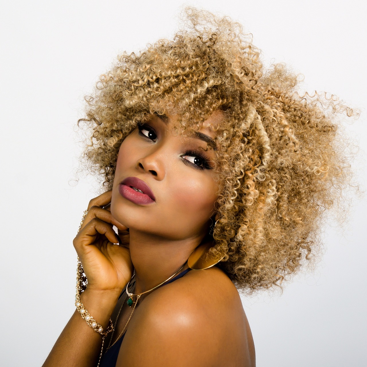 women with currly hair